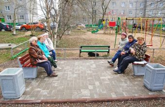 Довольные бабушки записали видео для губернатора Виталия Королева