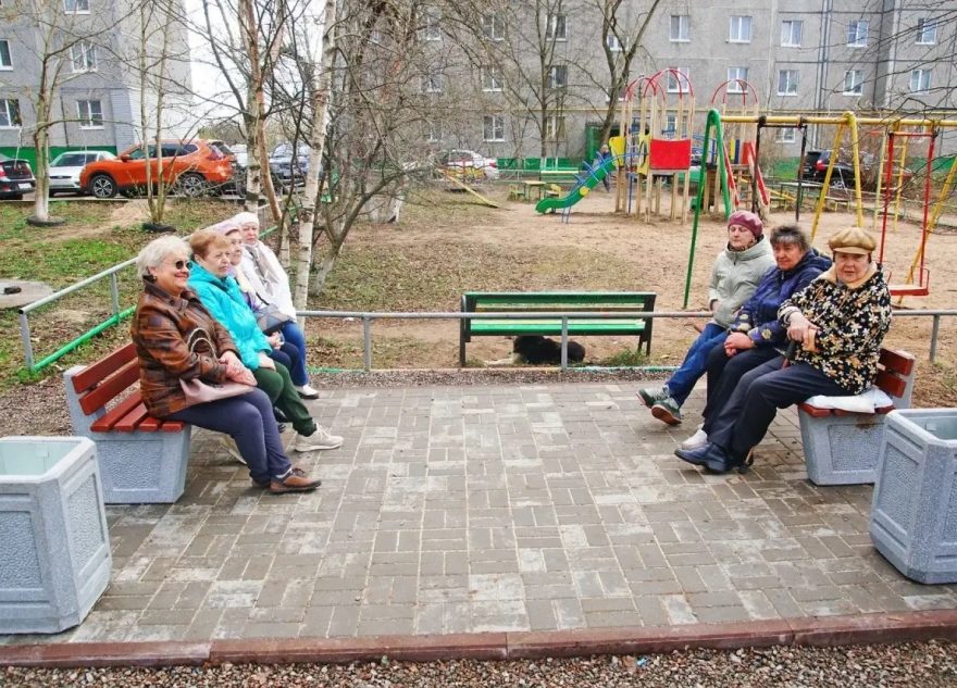 Довольные бабушки записали видео для губернатора Виталия Королева