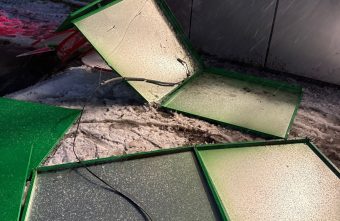 У «Пятёрочки» в Твери ветром снесло вывеску