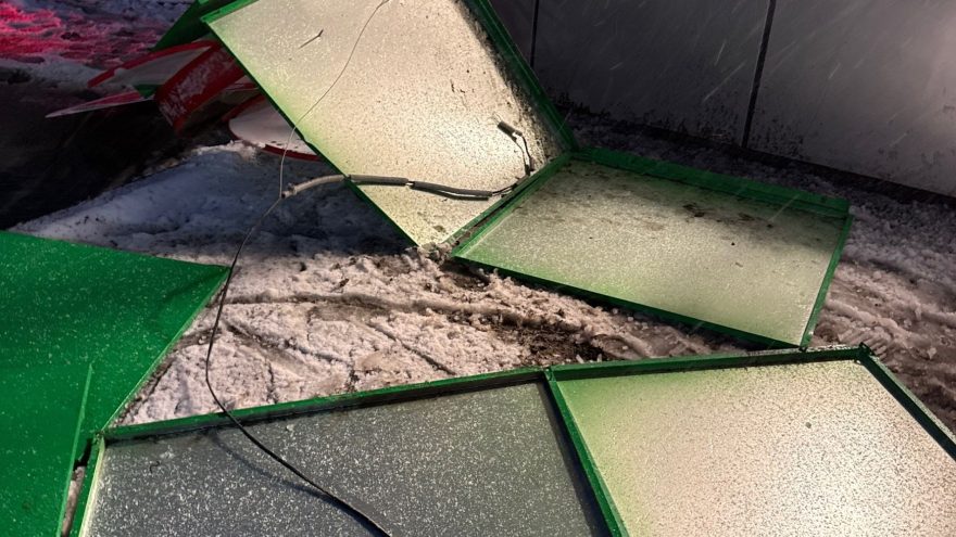 У «Пятёрочки» в Твери ветром снесло вывеску