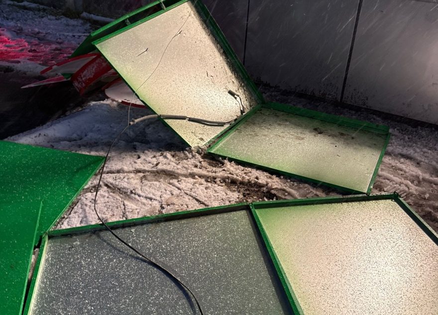 У «Пятёрочки» в Твери ветром снесло вывеску