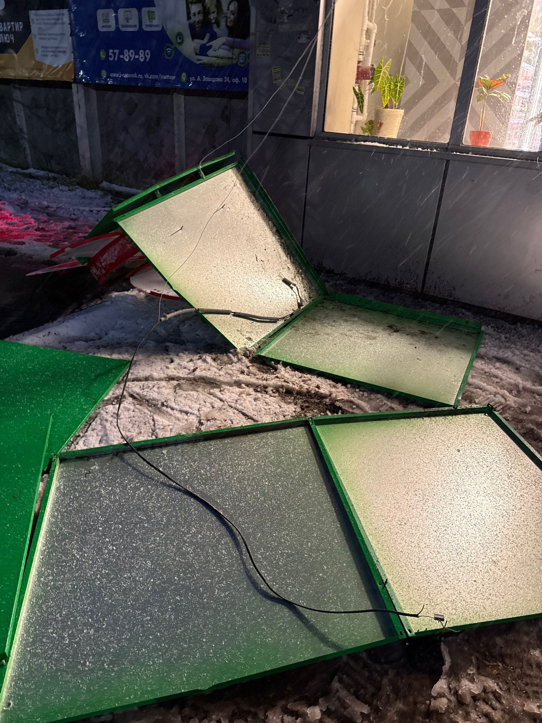 У «Пятёрочки» в Твери ветром снесло вывеску