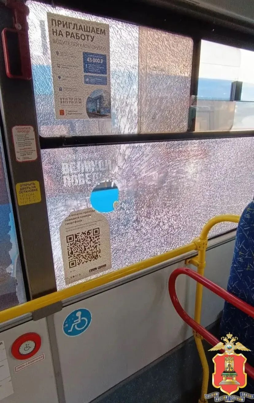 В Тверской области поймали вандала, разбившего камнями стекла в автобусе