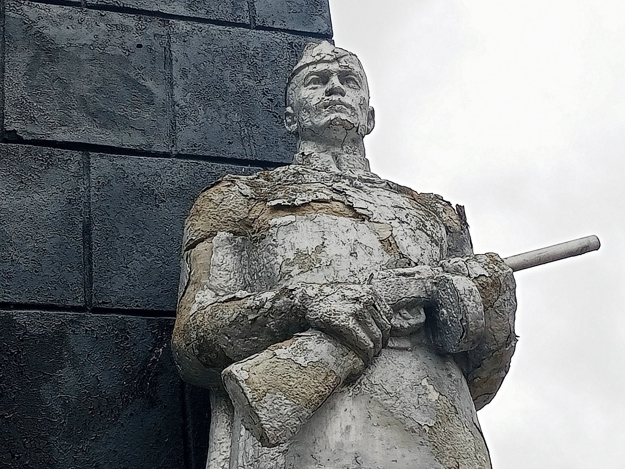 Прокуратура проверяет информацию о ненадлежащем содержании памятника погибшим воинам в Торжке