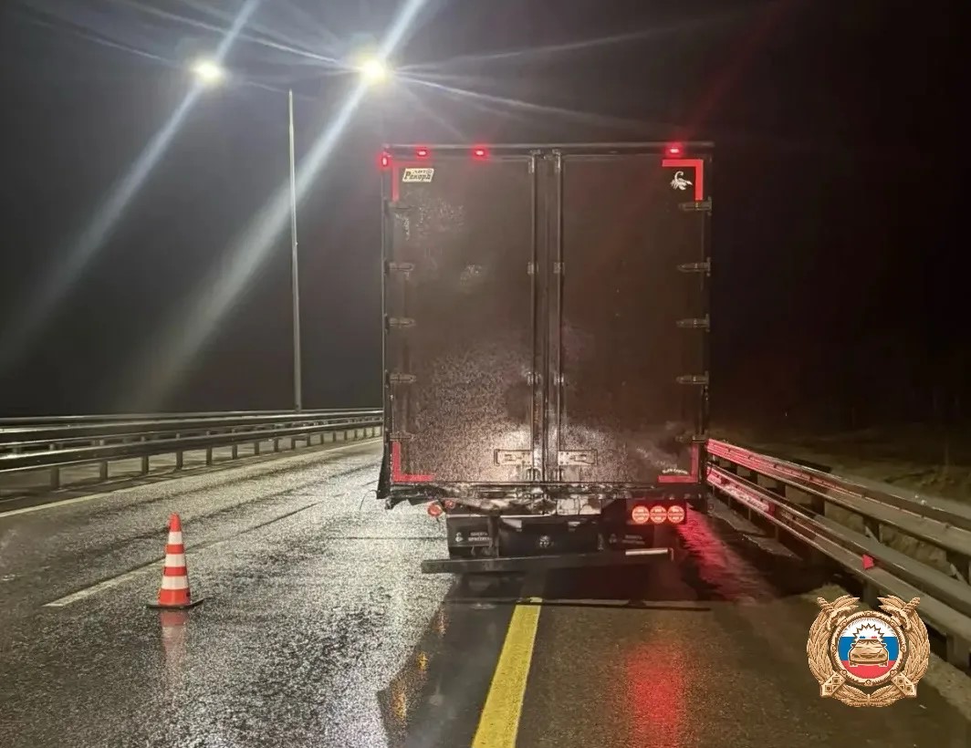 На трассе М-11 в Тверской области столкнулись два автомобиля