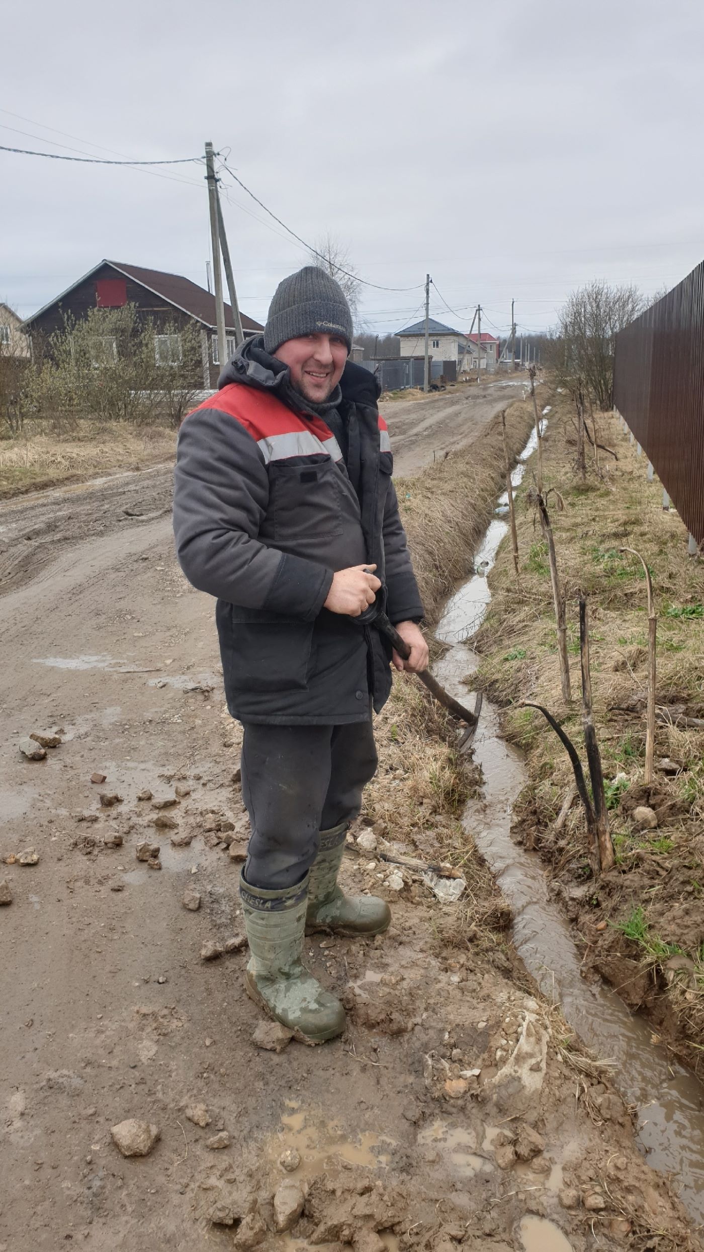 На субботнике под Тверью жители вооружились нивелиром и рейкой