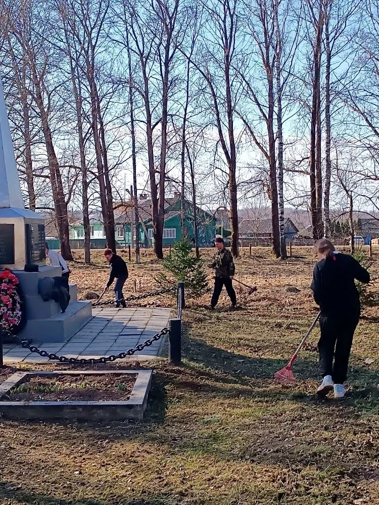 На каникулах школьники Тверской области приводят в порядок воинские захоронения