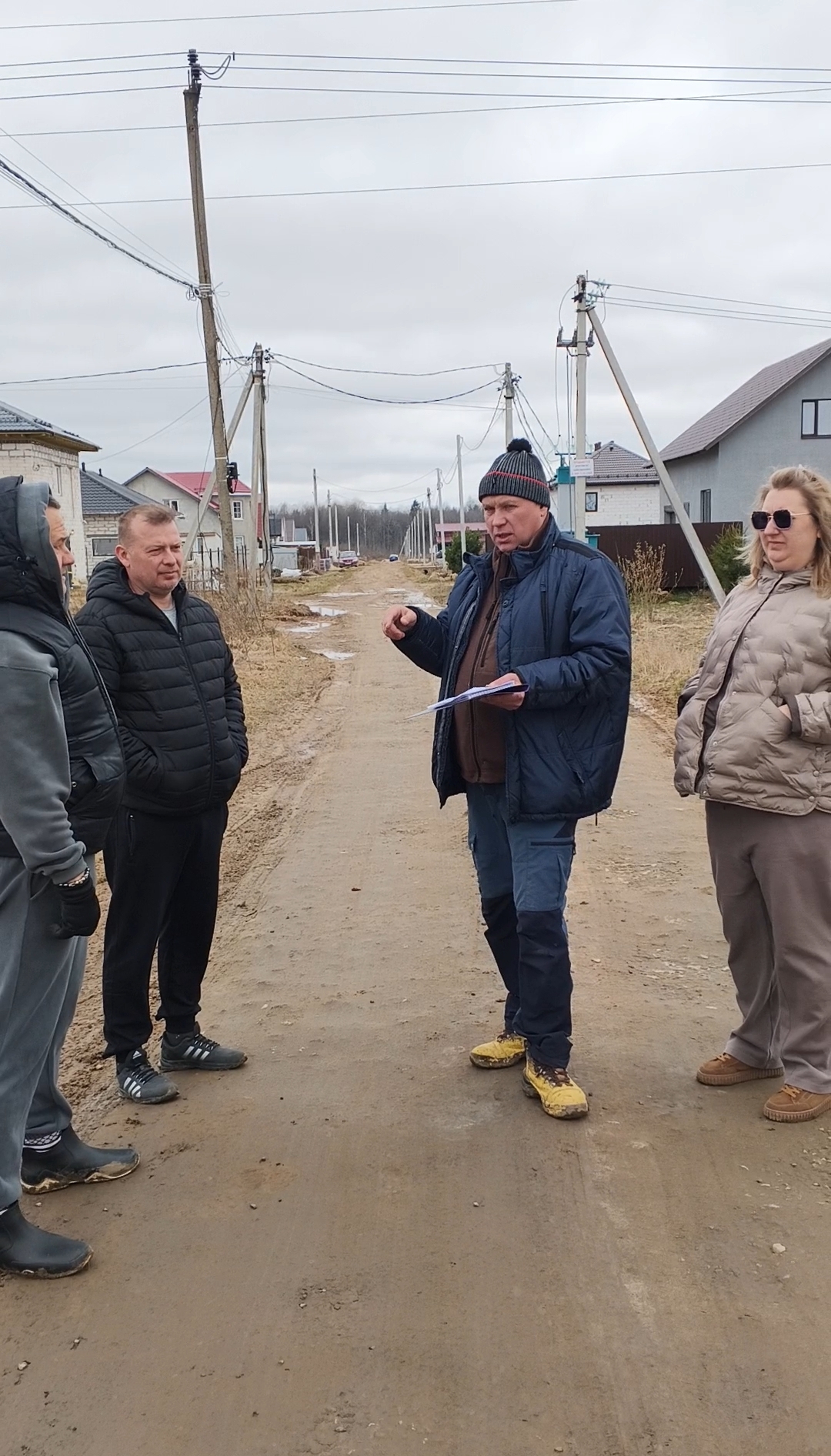 На субботнике под Тверью жители вооружились нивелиром и рейкой
