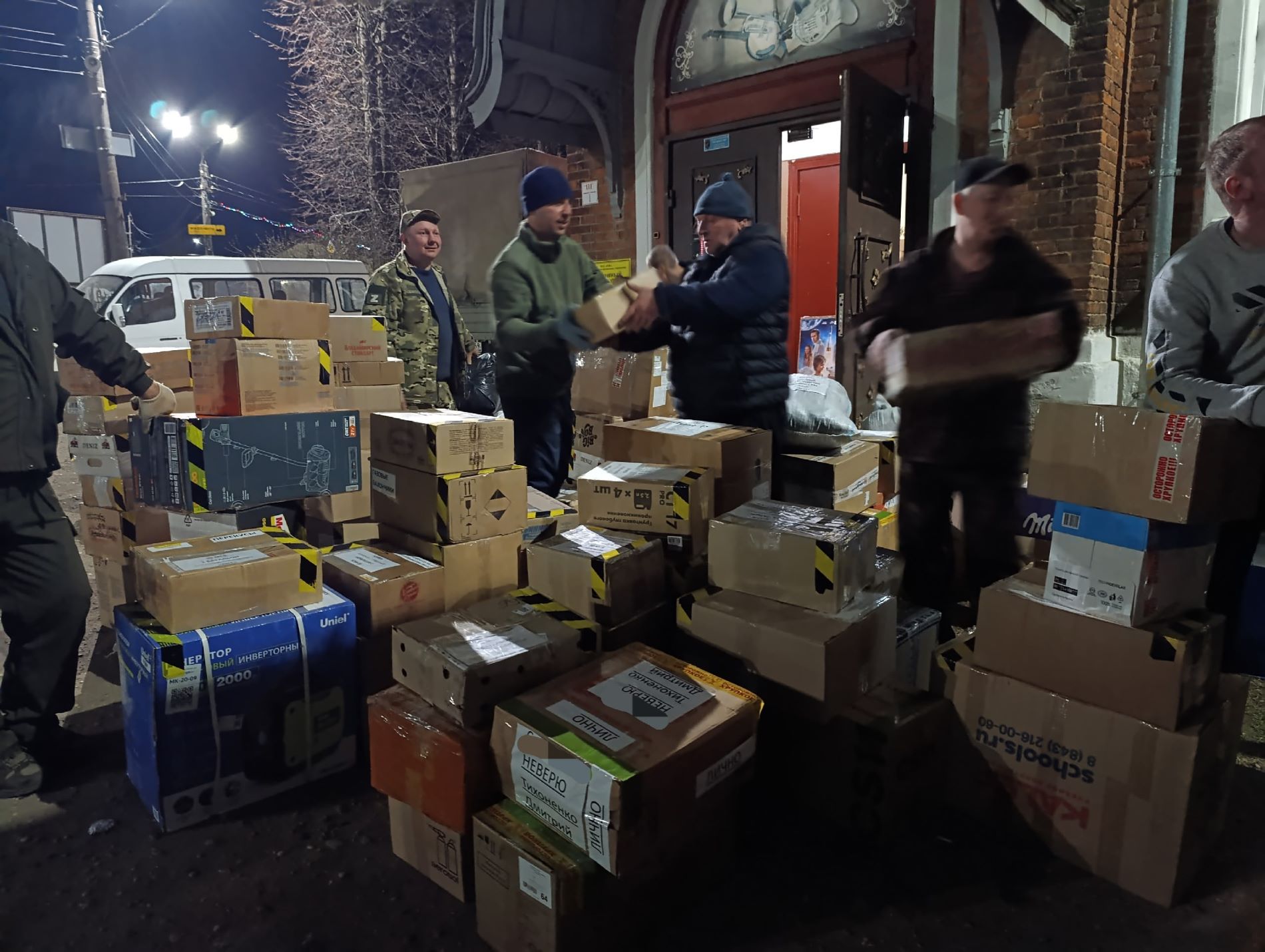 Бойцы на передовой тепло встречают волонтеров из Тверской области