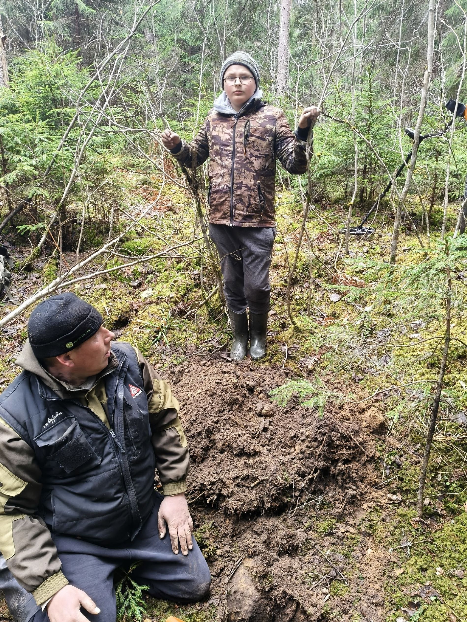 Поисковики нашли в Тверской области яму с останками, которую долго искали