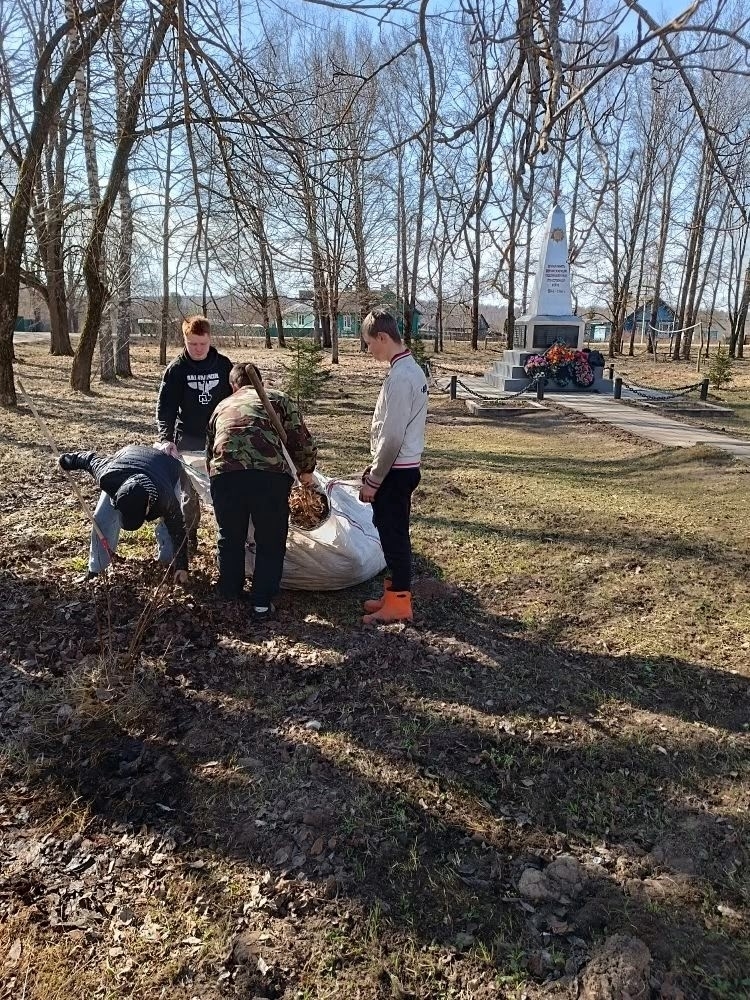 На каникулах школьники Тверской области приводят в порядок воинские захоронения