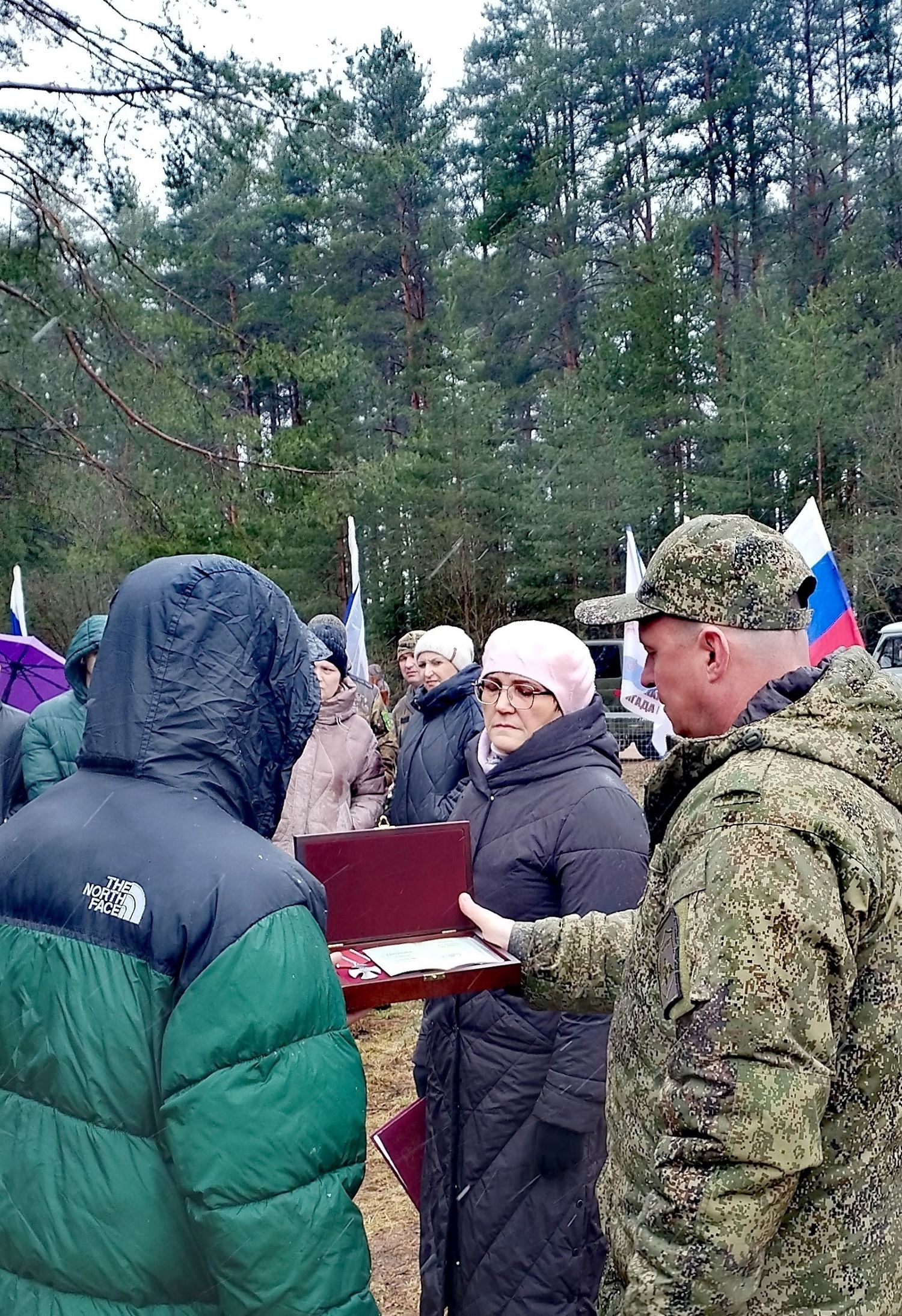 Под марш и оружейные залпы в Тверской области простились с Русланом Панфиловым