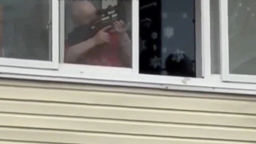 Сотрудники полиции разбираются в обстоятельствах стрельбы с балкона в Твери