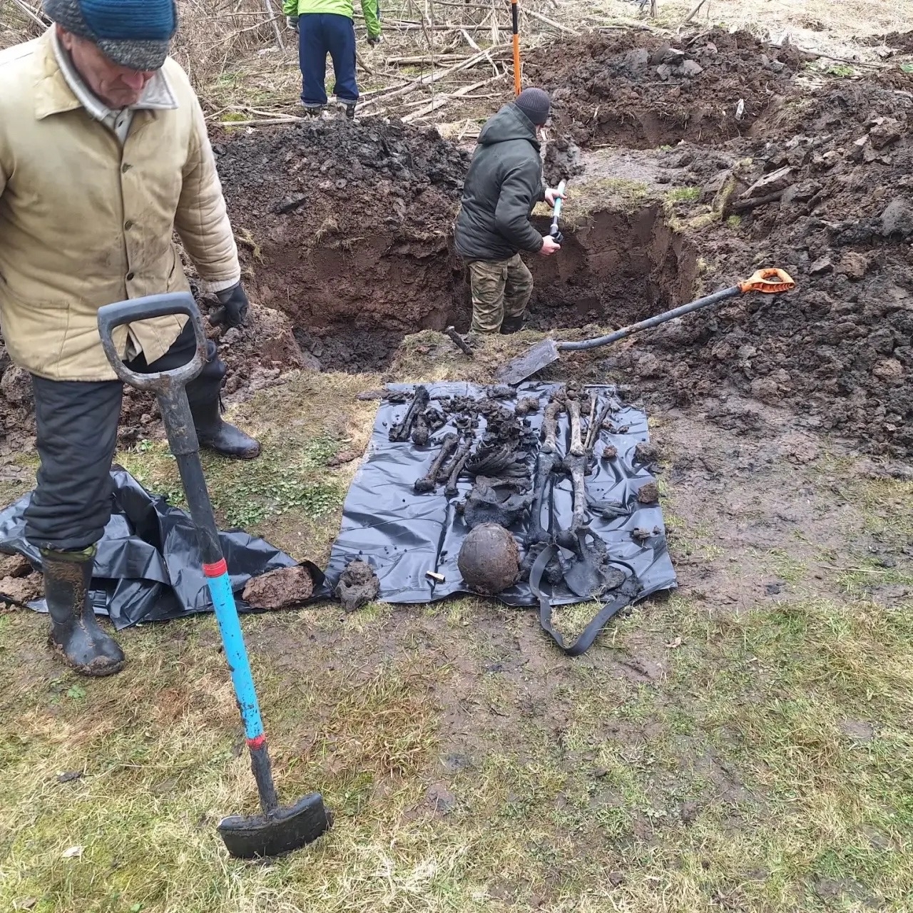 В Тверской области поисковики подняли останки 12 красноармейцев