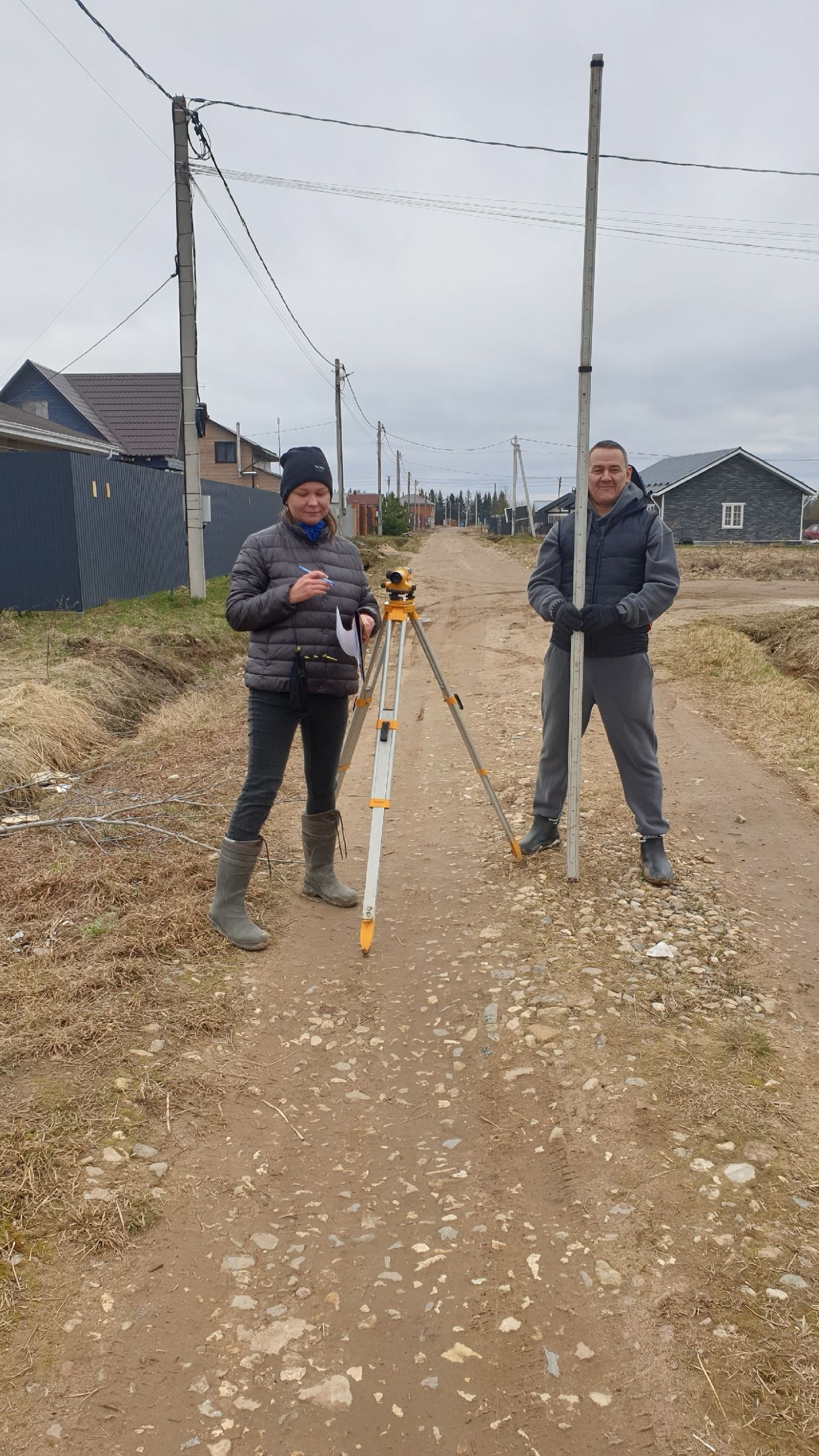 На субботнике под Тверью жители вооружились нивелиром и рейкой