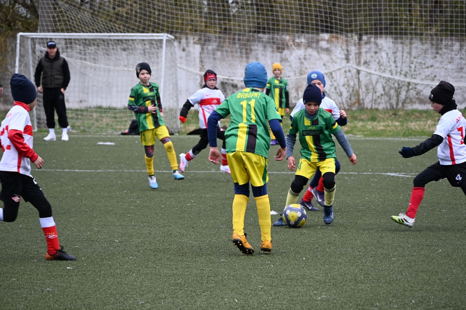 В Вышнем Волочке прошел футбольный турнир памяти тренера