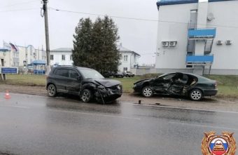 "Фольксваген" и "Шкода" столкнулись в Тверской области столкнулись