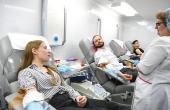 Виталий Королев сдал кровь вместе со студентами, волонтерами и сотрудниками предприятий