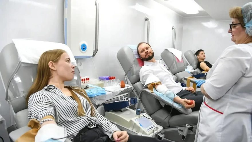 Виталий Королев сдал кровь вместе со студентами, волонтерами и сотрудниками предприятий