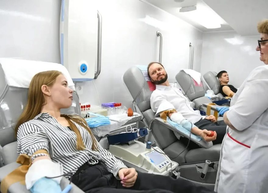 Виталий Королев сдал кровь вместе со студентами, волонтерами и сотрудниками предприятий