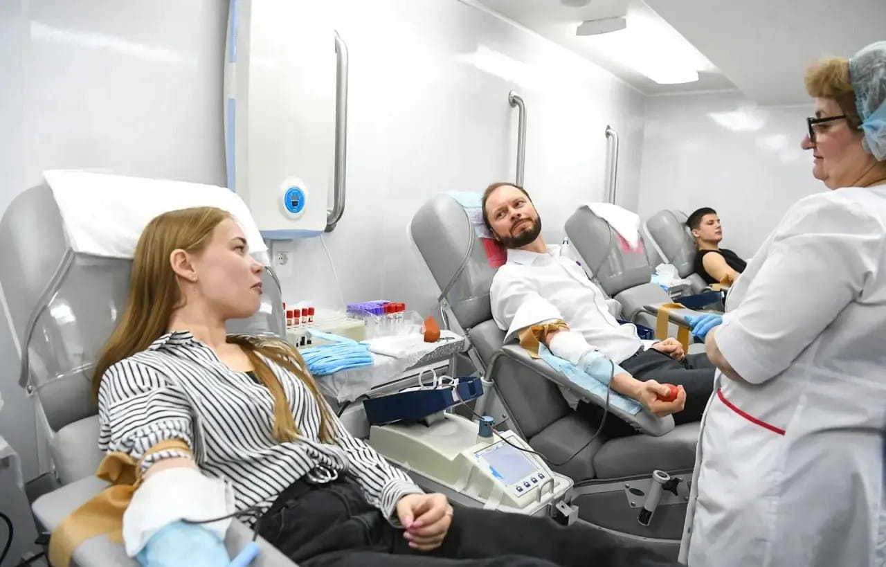 Виталий Королев сдал кровь вместе со студентами, волонтерами и сотрудниками предприятий