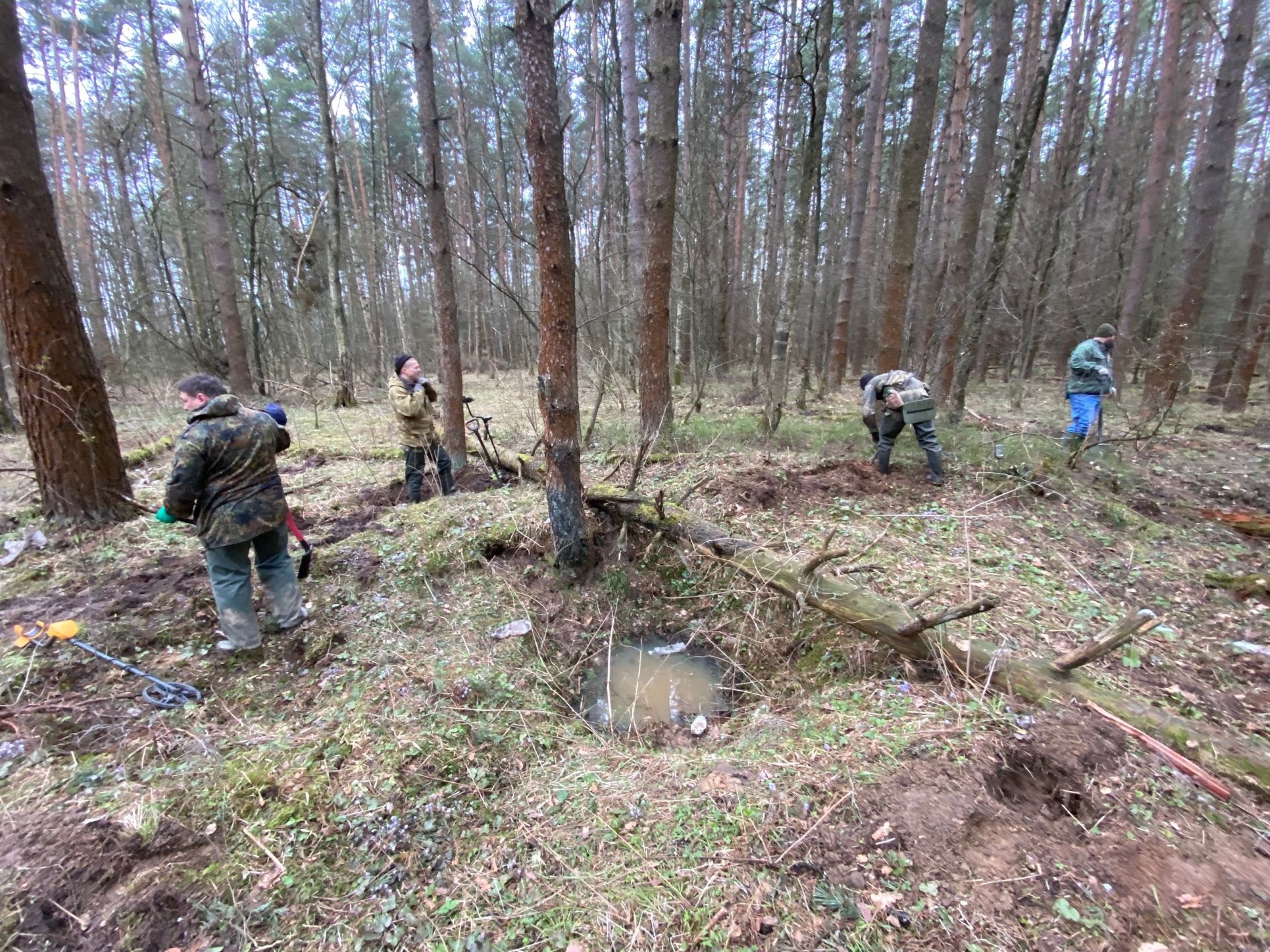 Поисковики нашли под Тверью детали двигателя бомбардировщика