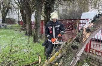 Специалисты МЧС ликвидируют последствия непогоды в Тверской области непогоды