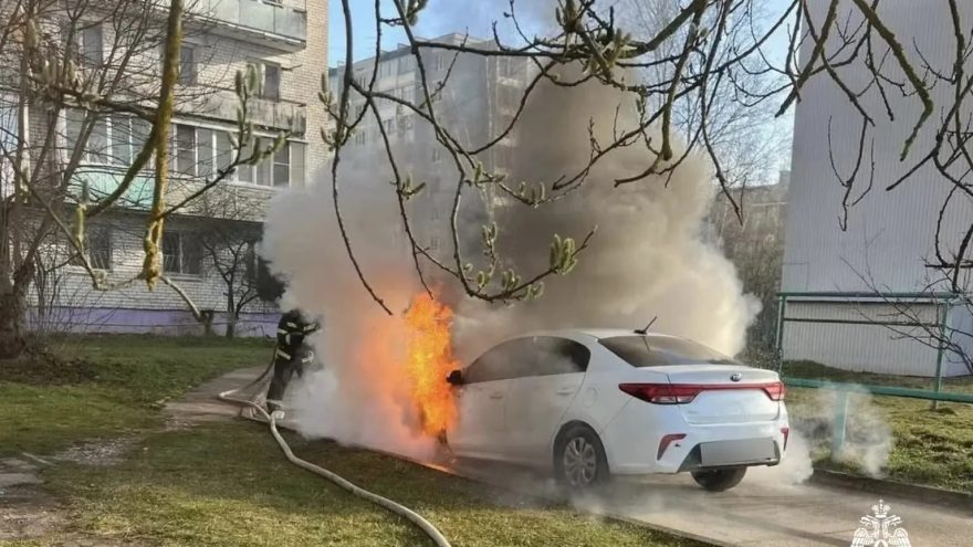 В Твери на ходу загорелся автомобиль