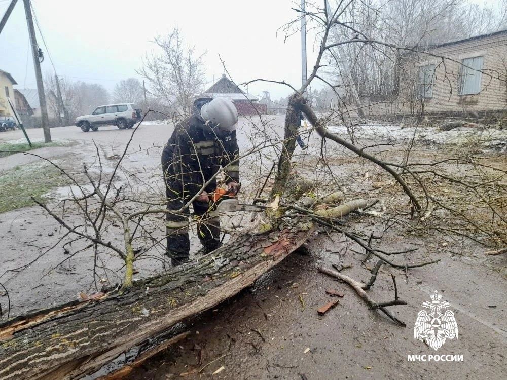 Специалисты МЧС ликвидируют последствия непогоды в Тверской области