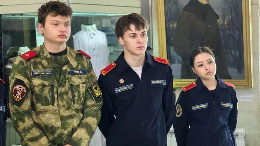 В преддверии Дня Победы сотрудник следственного управления СК вместе с кадетами посетили музей
