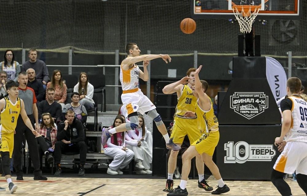 Глава Тверской области Виталий Королев болеет за тверских баскетболистов