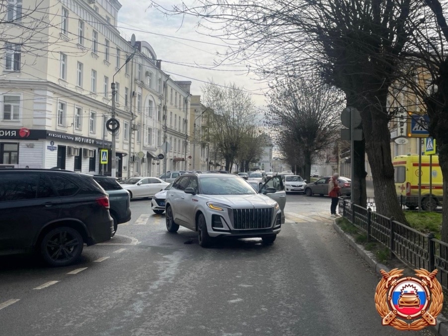 Два человека пострадали в столкновении Mitsubishi и FAW в Твери