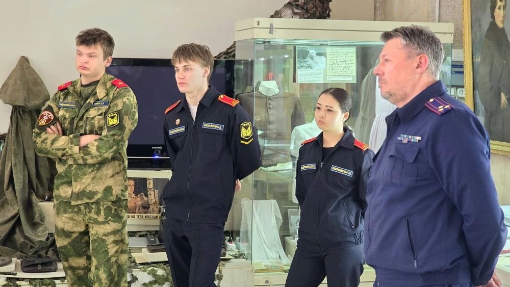 В преддверии Дня Победы сотрудник следственного управления СК вместе с кадетами посетили музей