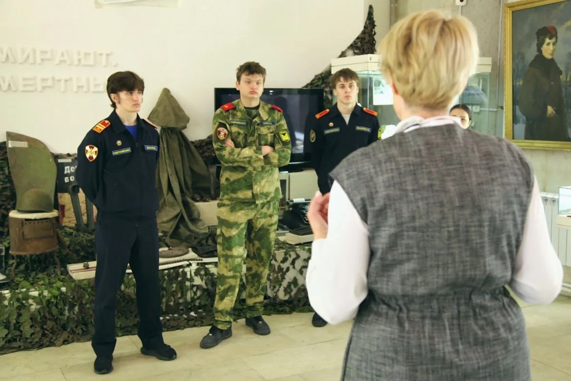 В преддверии Дня Победы сотрудник следственного управления СК вместе с кадетами посетили музей