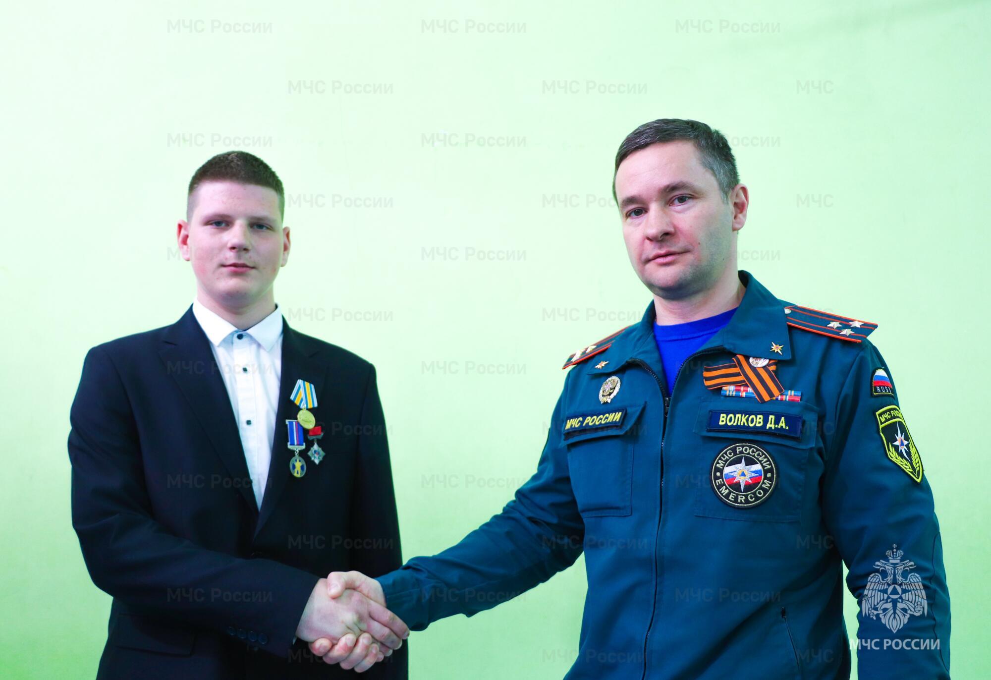 В Тверской области вручили медаль школьнику, который спас тонущего ребёнка