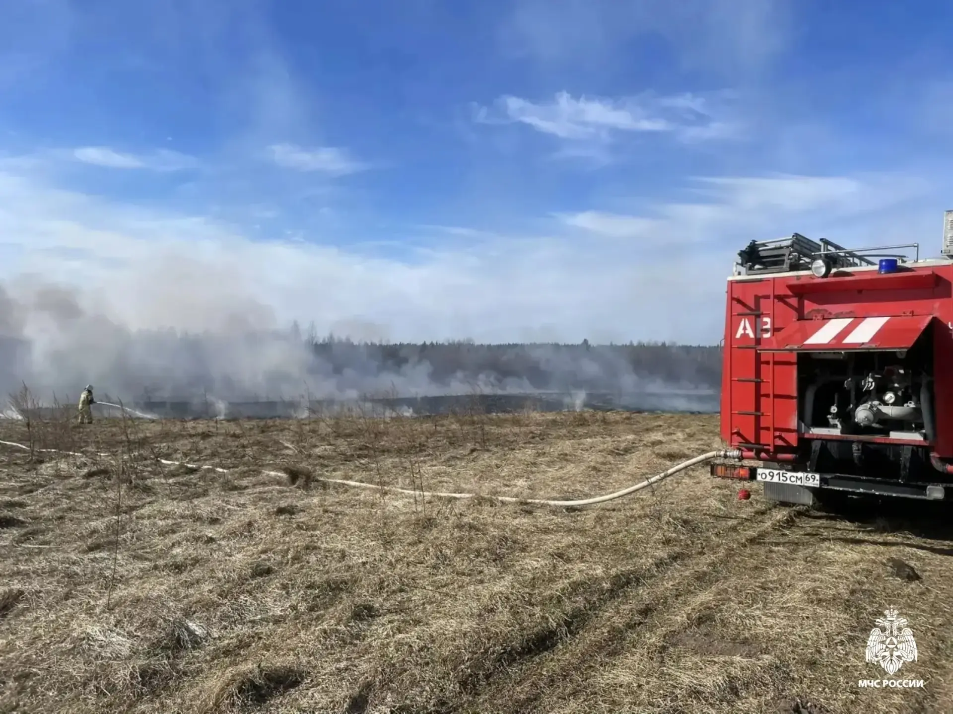 За день пожарные восемь раз выезжали на пал травы в Тверской области