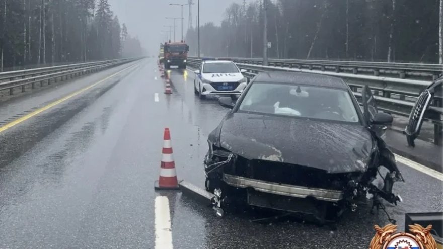Два человека пострадали в столкновении Audi и "отбойника" в Тверской области