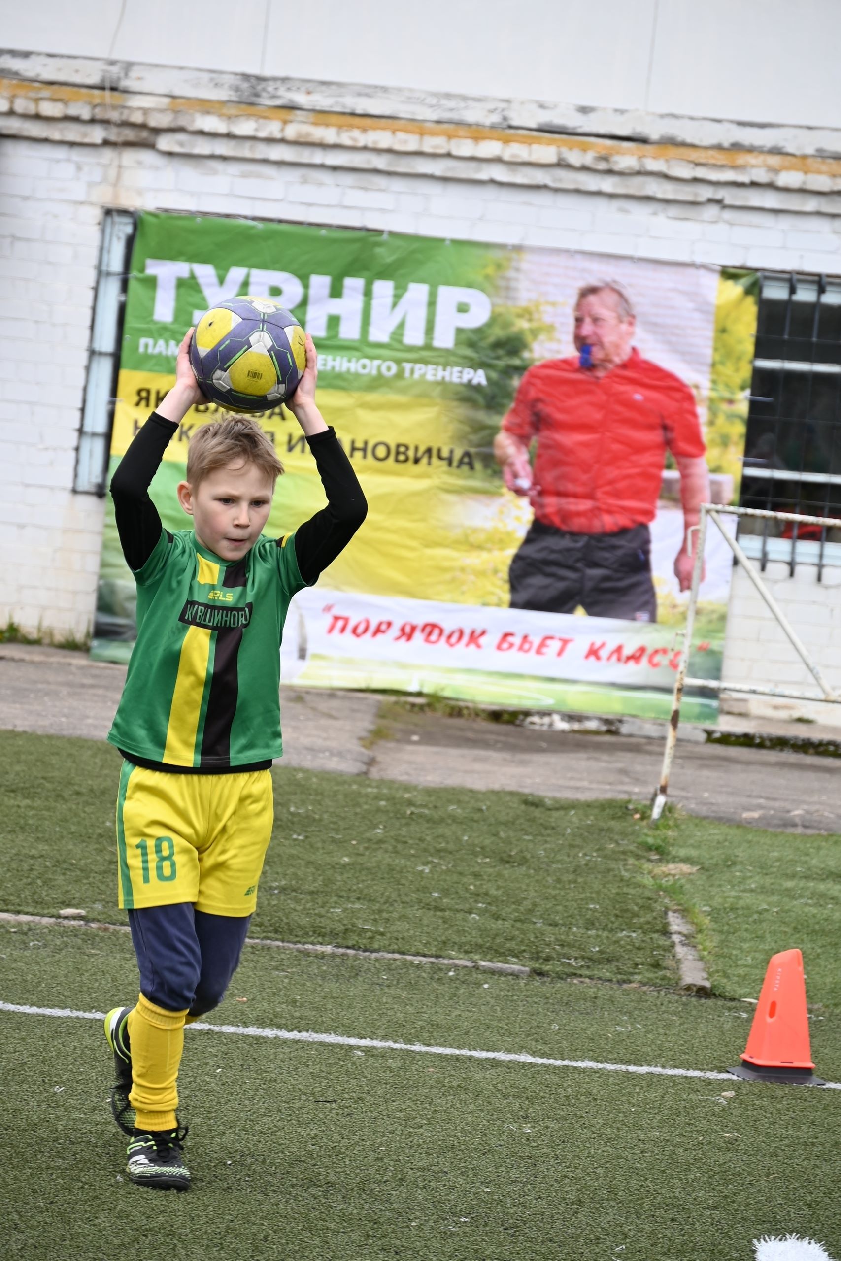 В Вышнем Волочке прошел футбольный турнир памяти тренера