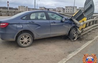 В Тверской области водитель отвлекся и врезался в ограждение
