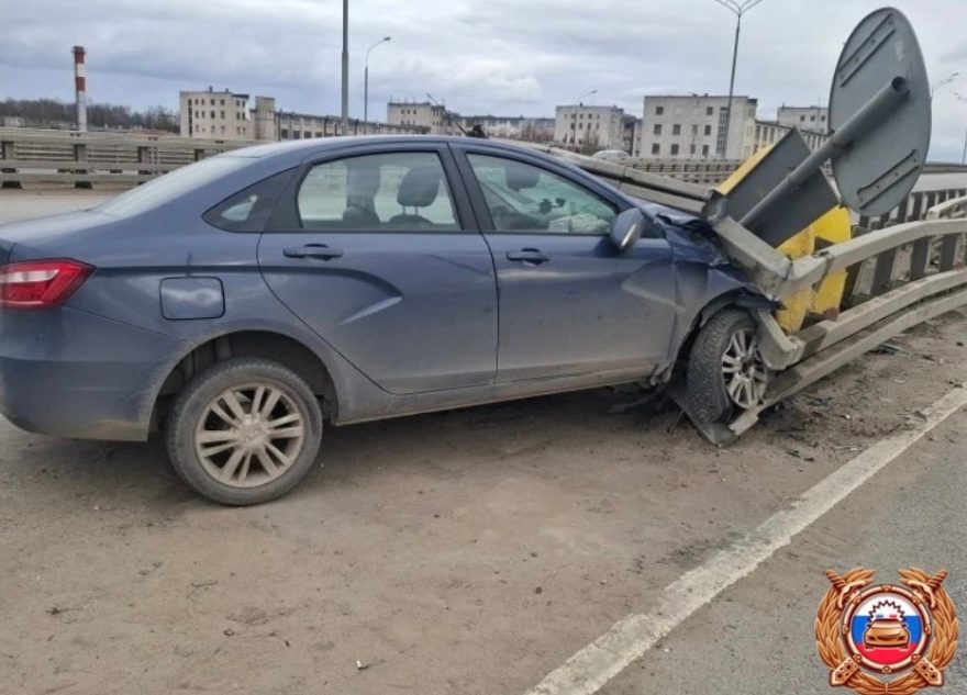 В Тверской области водитель отвлекся и врезался в ограждение