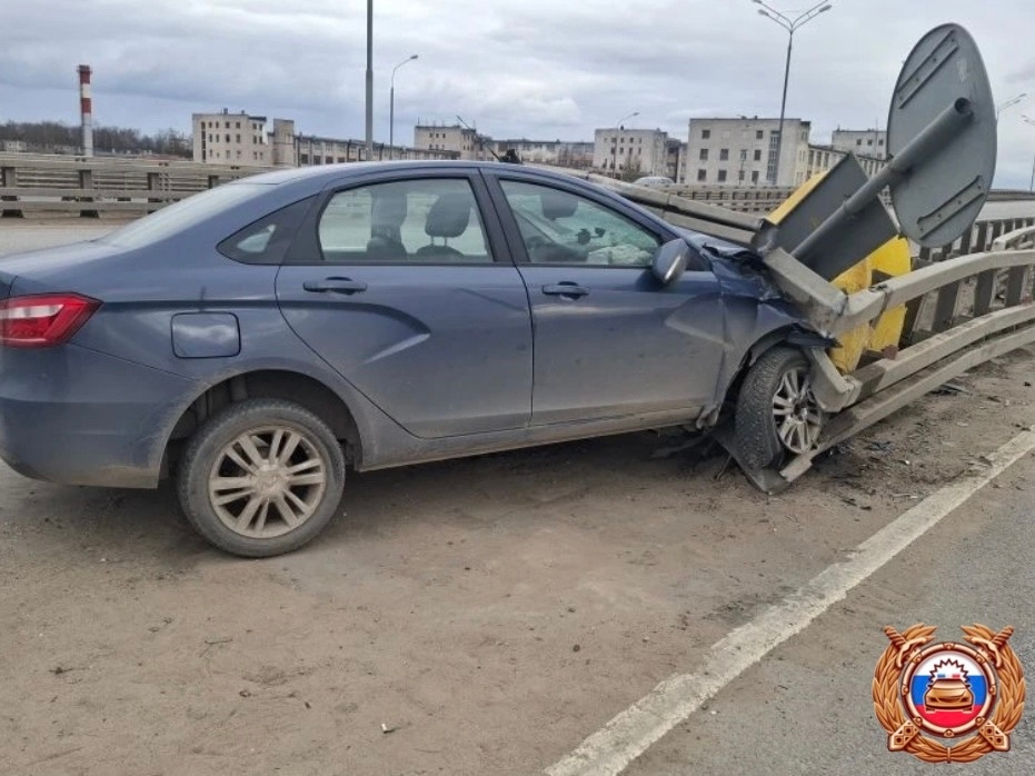 В Тверской области водитель отвлекся и врезался в ограждение