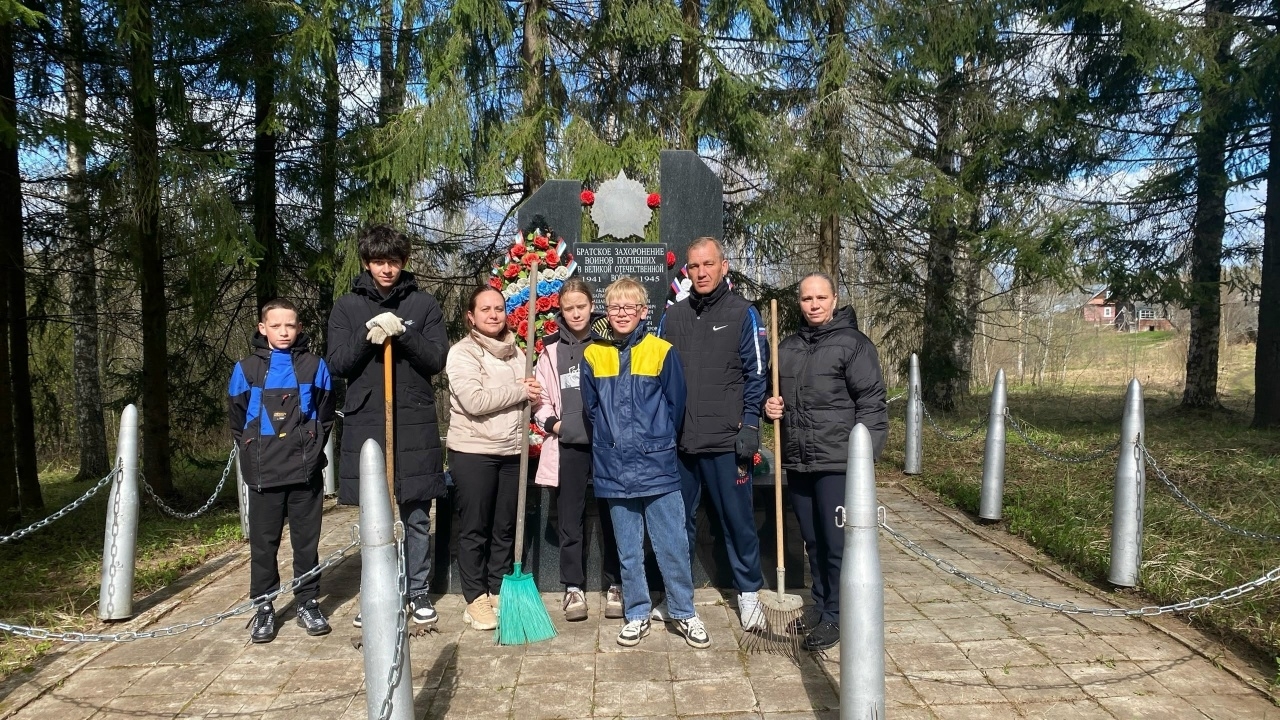 «Верни герою имя»: бологовские школьники приводят в порядок памятные места