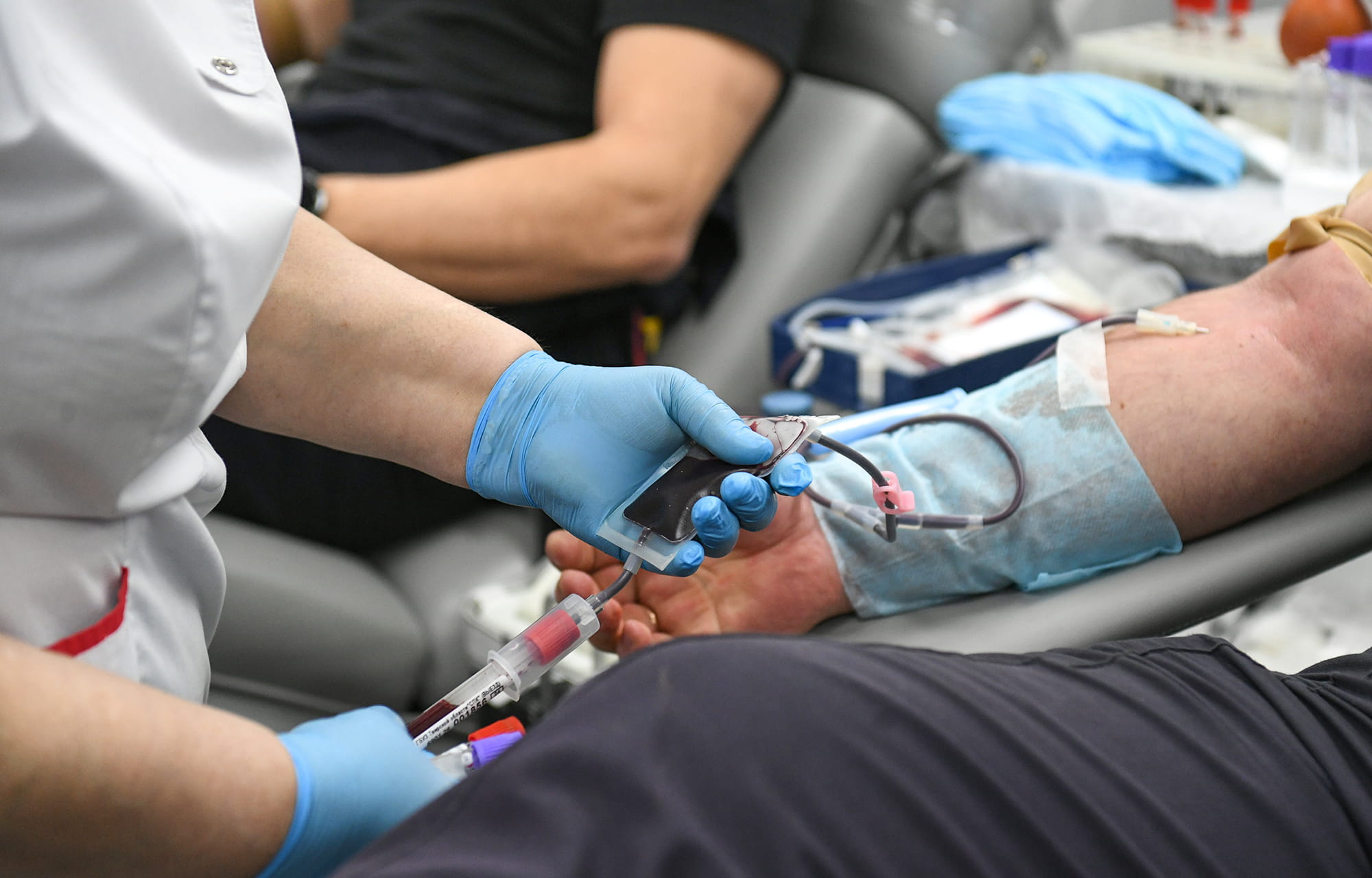 Виталий Королев сдал кровь вместе со студентами, волонтерами и сотрудниками предприятий