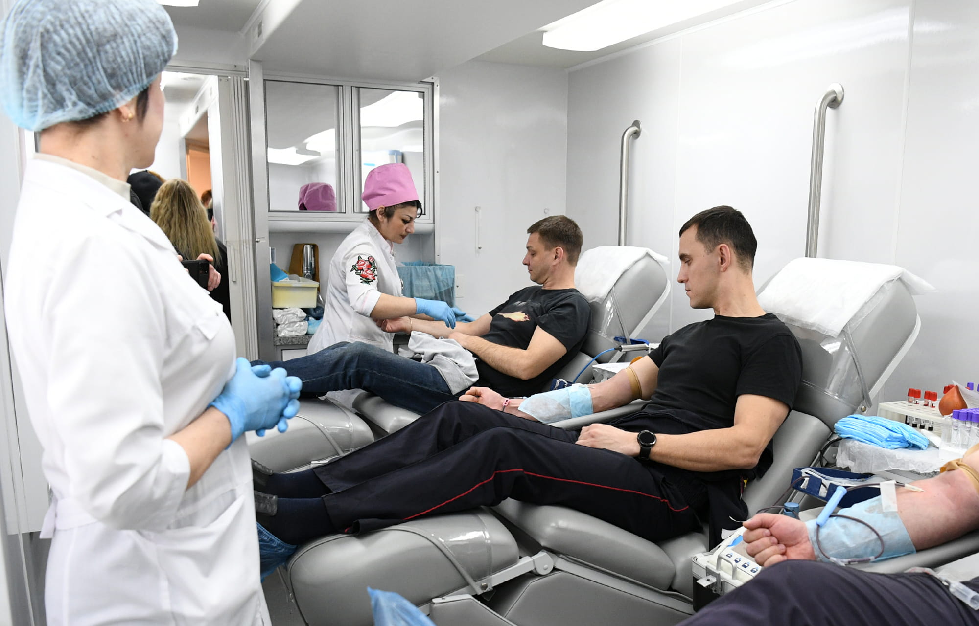 Виталий Королев сдал кровь вместе со студентами, волонтерами и сотрудниками предприятий