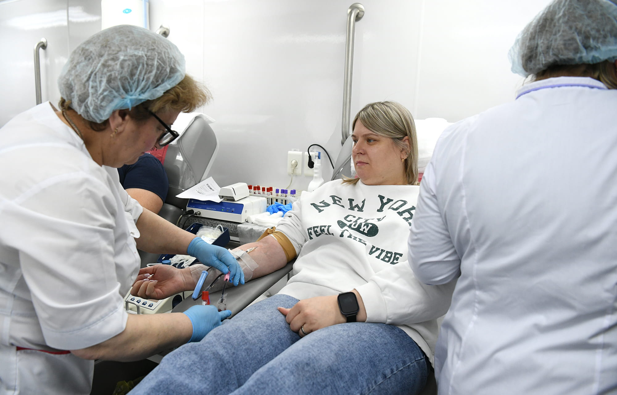 Виталий Королев сдал кровь вместе со студентами, волонтерами и сотрудниками предприятий