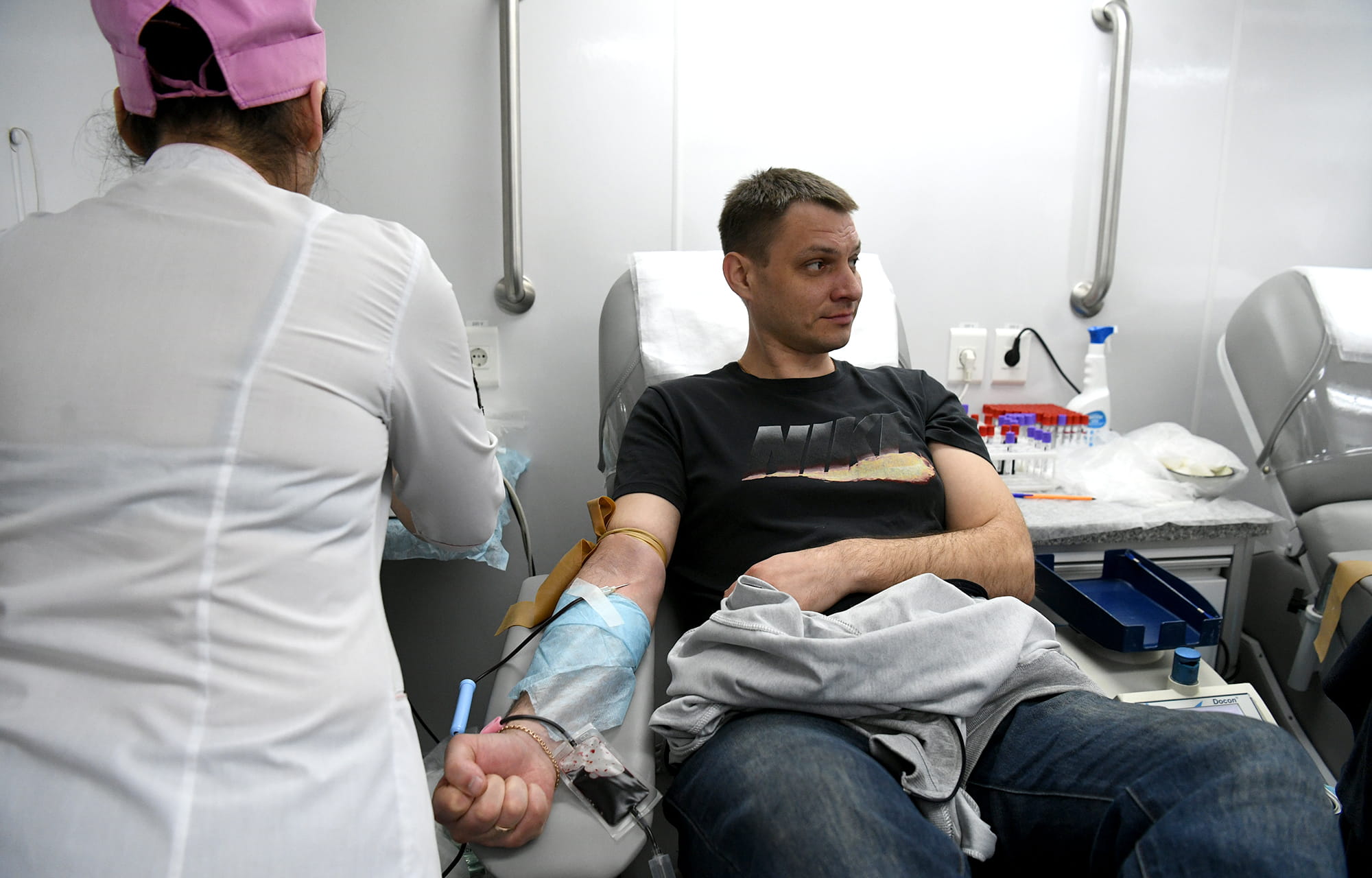 Виталий Королев сдал кровь вместе со студентами, волонтерами и сотрудниками предприятий