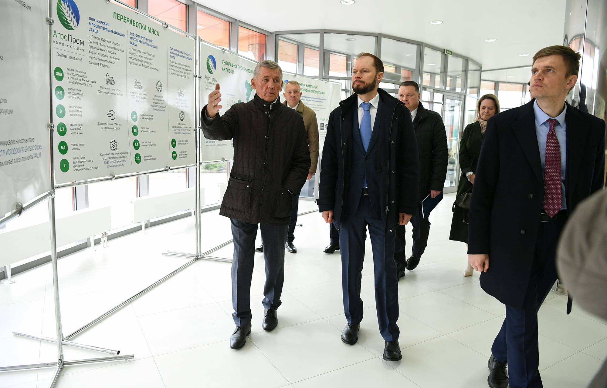 Виталий Королев и Оксана Лут осмотрели новую школу и предприятия Конаковского округа