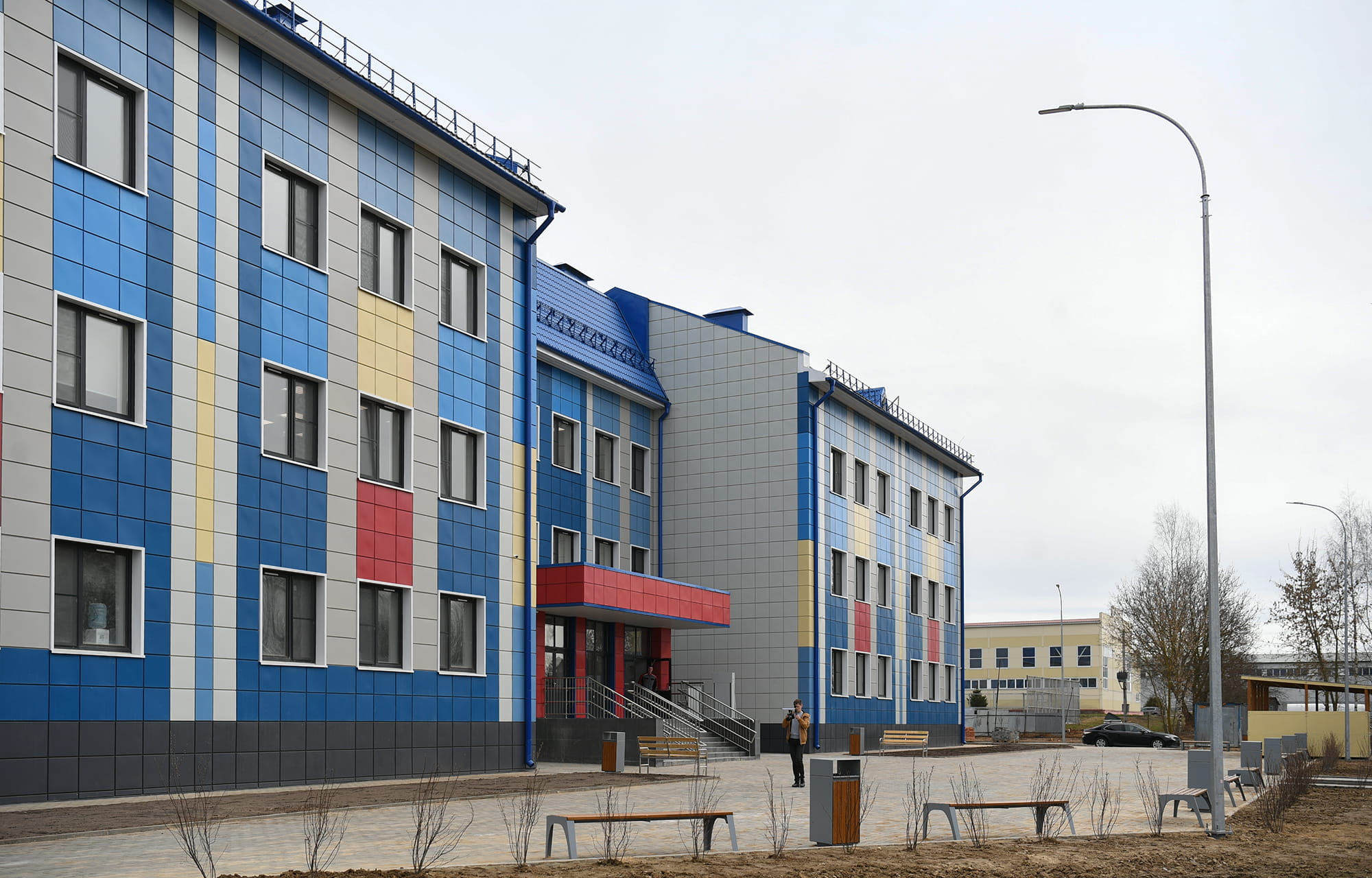 Виталий Королев и Оксана Лут осмотрели новую школу и предприятия Конаковского округа