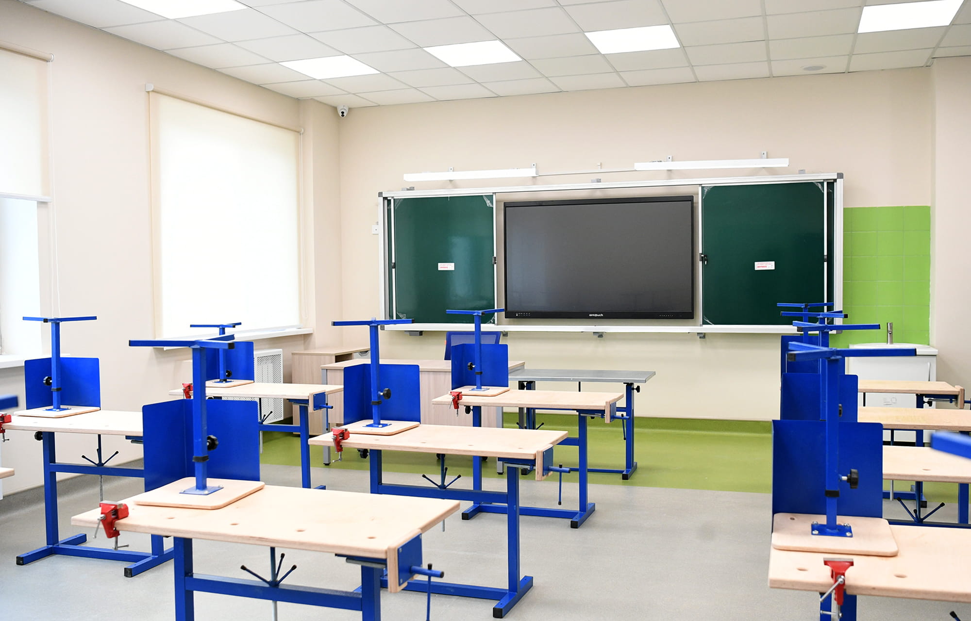 Виталий Королев и Оксана Лут осмотрели новую школу и предприятия Конаковского округа