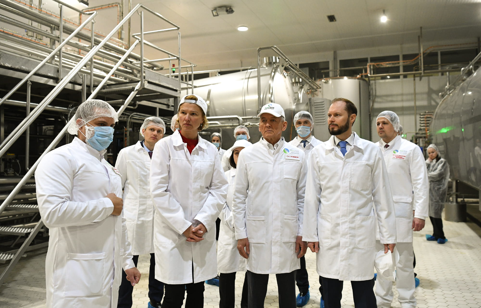 Виталий Королев и Оксана Лут осмотрели новую школу и предприятия Конаковского округа